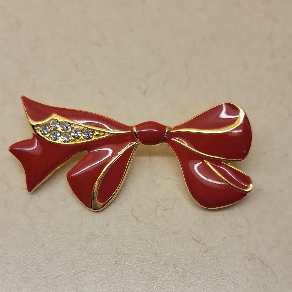 Red and Gold Bow Brooch with Filigree Design and Jewels